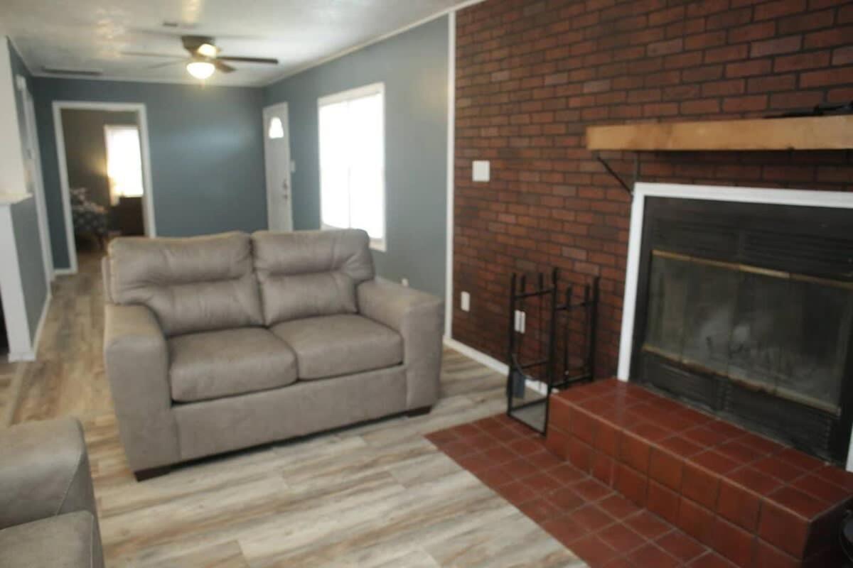 1 Bedroom With A Fireplace Close To Base Lawton Buitenkant foto